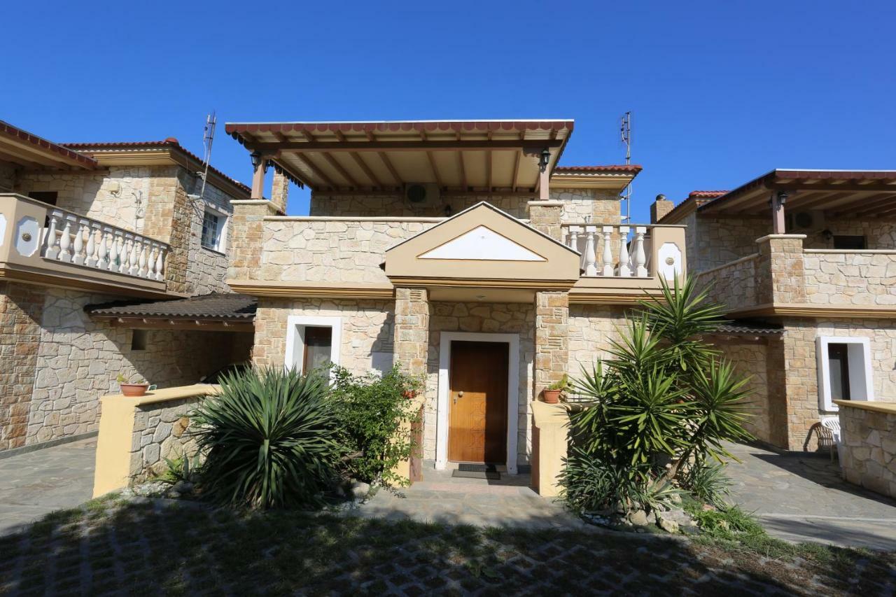 Villa Argo 3 - Beachfront, Big Gardens, Location! Pefkochori Exterior foto