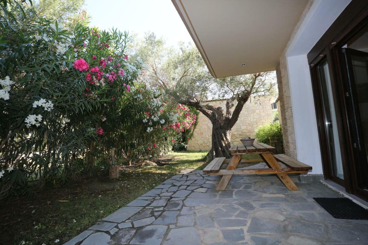 Villa Argo 3 - Beachfront, Big Gardens, Location! Pefkochori Exterior foto
