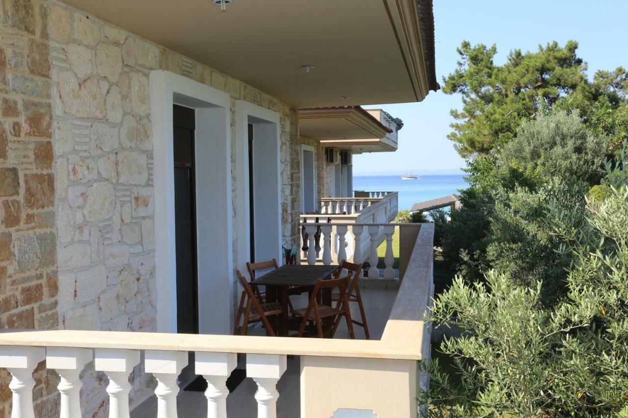 Villa Argo 3 - Beachfront, Big Gardens, Location! Pefkochori Exterior foto